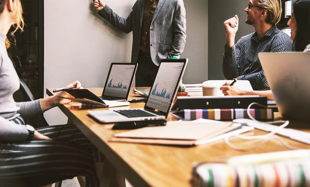 IT professionals collaborating around a table on co-managed support